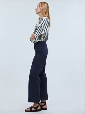 Madewell The Emmett Wide-Leg Crop Pant: Welt Pocket Edition in Navy